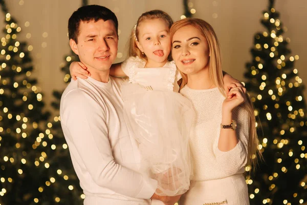 Uma menina no Holliday com a mãe e o pai. Família feliz no Natal — Fotografia de Stock