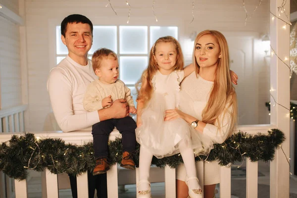 Feliz família passar o tempo juntos no Natal. Retrato de mãe pai, filha e filho em férias de inverno — Fotografia de Stock