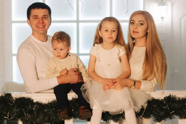 Feliz família passar o tempo juntos no Natal. Retrato de mãe pai, filha e filho em férias de inverno — Fotografia de Stock