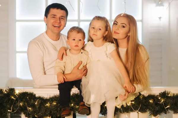 Feliz familia pasar tiempo juntos en Navidad.Retrato de mamá papá, hija e hijo en vacaciones de invierno — Foto de Stock