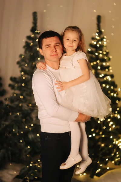 Ayah dengan anak perempuan di waktu Natal. Ayah memberikan hadiah untuk putrinya. — Stok Foto