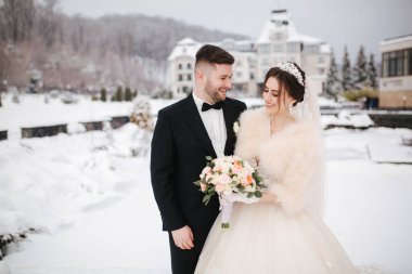 Witer Park 'ta yeni evliler dolaşıyor. Yakışıklı damat ve karla çevrili güzel gelin. Kış düğünü