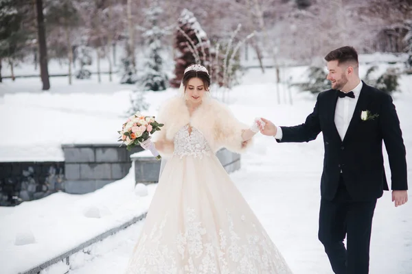 Matrimonio coppia in inverno a piedi fuori. Bella sposa e bello sposo barbuto — Foto Stock