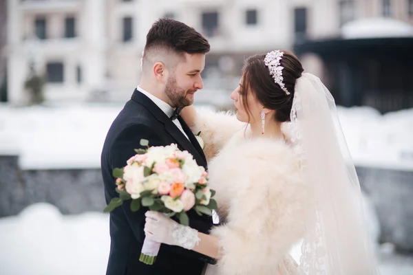 Pareja de bodas en invierno caminando afuera. Hermosa novia y guapo novio barbudo —  Fotos de Stock