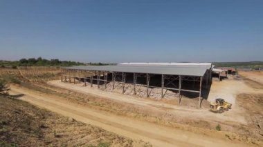 Kamyon fabrikada kumun üzerinde gidiyor. Endüstride ulaşım
