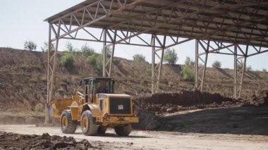 Kamyon fabrikada kumun üzerinde gidiyor. Endüstride ulaşım