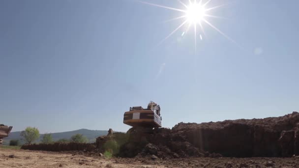 Un escavatore scava il carbone e lo versa in un grande autocarro ribaltabile — Video Stock