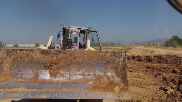 Teherautó vezet homokon a gyárban. Szállítás az iparban — Stock videók