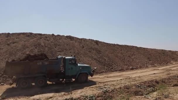 모래 위를 운전하는 트럭. 산업 지대에서의 교통수단 — 비디오