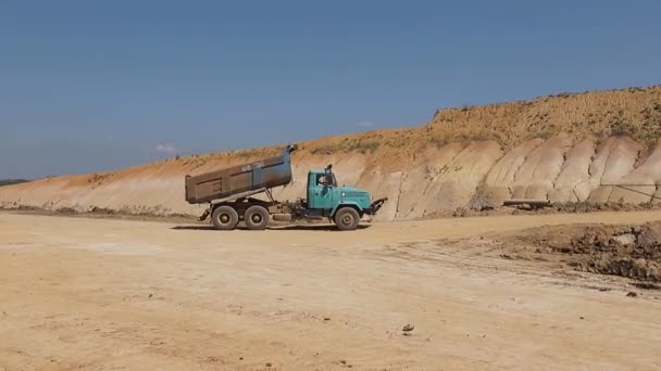 Camión conduciendo sobre arena en fábrica. Transporte en la industria — Vídeos de Stock