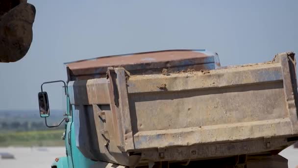 Φορτηγό που οδηγεί στην άμμο στο εργοστάσιο. Μεταφορές στη βιομηχανία — Αρχείο Βίντεο