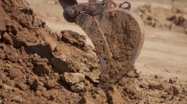 Kazı kazılarını kapatın. Fabrikada toprak ve kum.