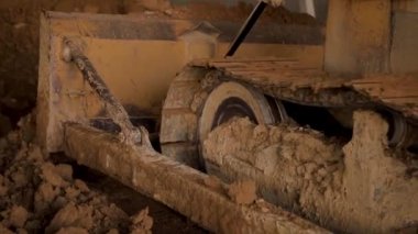 Tcruck makinesi fabrikadaki kilin yerini değiştiriyor.