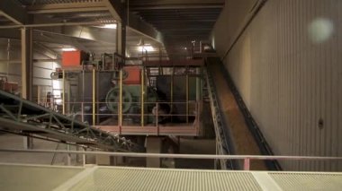 Çalışan ve kum taşıyan makineler. Endüstrideki taşıma bandı, seramik fabrika ekipmanları, taşıyıcıdaki kilin taşınması.