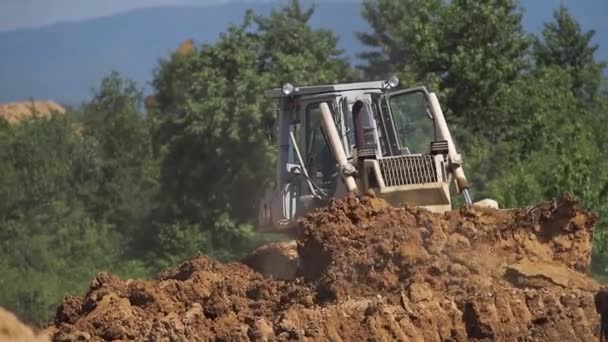 Fechar as escavações da escavadora. Sujeira e areia na fábrica — Vídeo de Stock