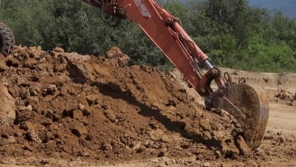 Ein Bagger gräbt Kohle aus und gießt sie in einen großen Kipper — Stockvideo
