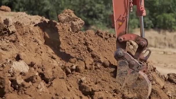 Närbild av grävmaskinens grävning. Smuts och sand på fabrik — Stockvideo