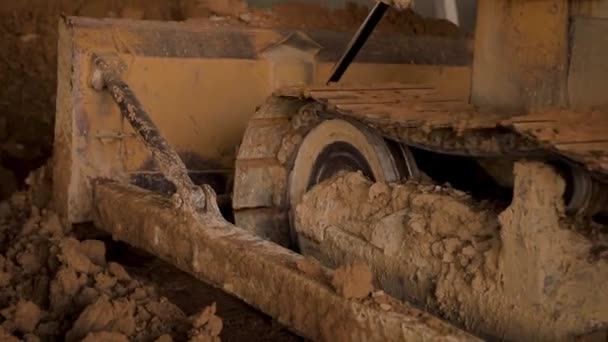Tcruck máquina de transpotrate argila na fábrica — Vídeo de Stock
