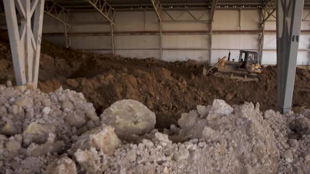 분쇄기는 공장에 진흙을 운반 한다 — 비디오
