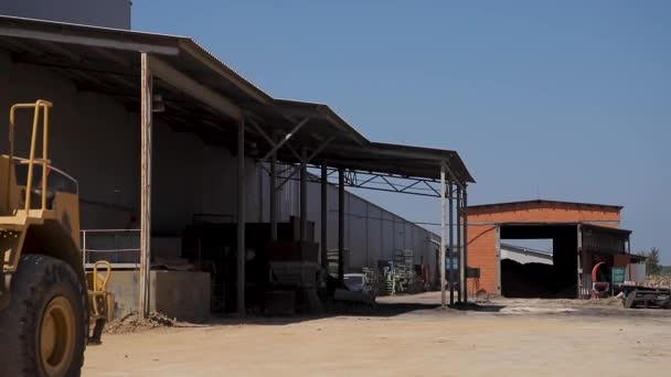 Camión conduciendo sobre arena en fábrica. Transporte en la industria — Vídeo de stock