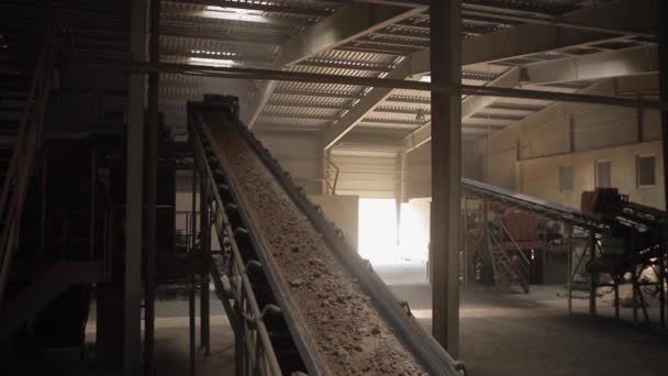 Máquinas de trabajo y línea transportadora transportando arena. Cinta transportadora en la industria, Equipo de fábrica de cerámica, Transporte de arcilla en el transportador — Vídeo de stock