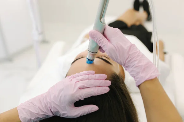 Vista en primera persona del cosmetólogo haciendo un procedimiento de belleza en la clínica de cosmetología — Foto de Stock
