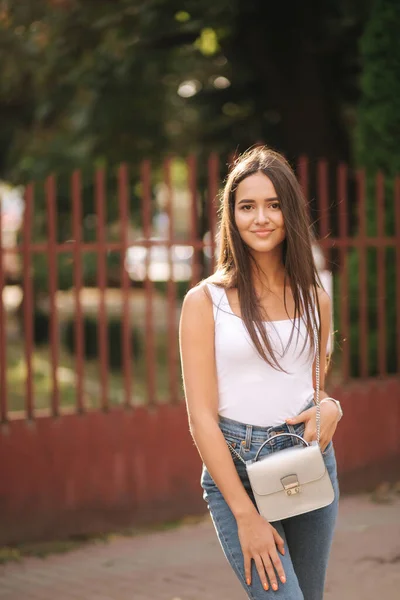 Aantrekkelijke jonge vrouw die alleen door de stad loopt na quarantaine. Sociale afstand. Gelukkig glimlachte vrouw buiten — Stockfoto