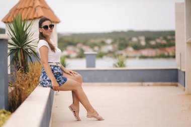 Deniz kıyısında yürüyen zarif, güzel bir kadın. Sabahları yalnız yürüyen bir kadın. Karantinanın sonu