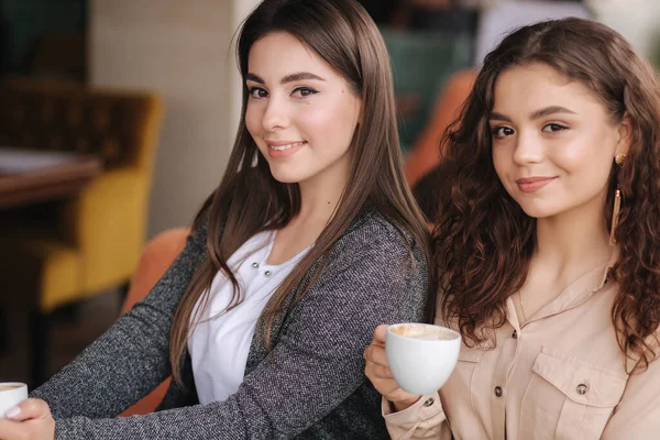 Großaufnahme Zwei Freundinnen trinken im Restaurant Kaffee und reden. Schöne Frauen, die sich im Café treffen. Ende der Quarantäne — Stockfoto
