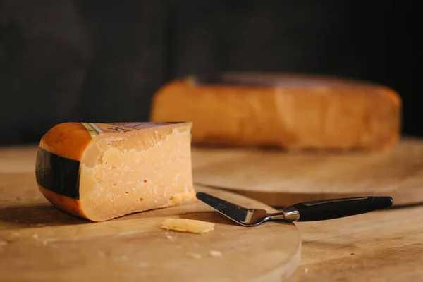 奶酪商店里的木桌奶酪.无乳糖奶酪片 — 图库照片