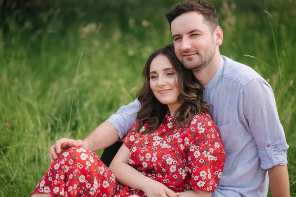 Retrato de homem bonito e mulher sentado ao ar livre — Fotografia de Stock