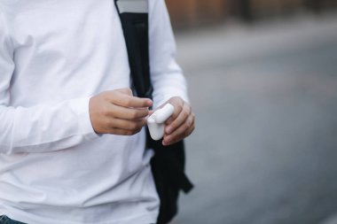 Çocuğa yakın çekim yap ve kablosuz kulaklığı çıkar.