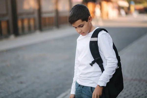 Adolescente menino tirar a partir do bolso fones de ouvido sem fio — Fotografia de Stock