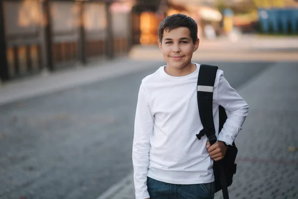 Retrato de adolescente feliz sorriu em camisola branca com mochila fora — Fotografia de Stock
