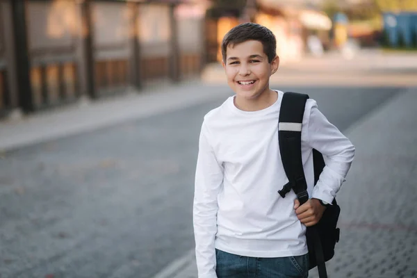 Close up retrato de feliz sorriu adolescente em camisola branca com mochila fora — Fotografia de Stock