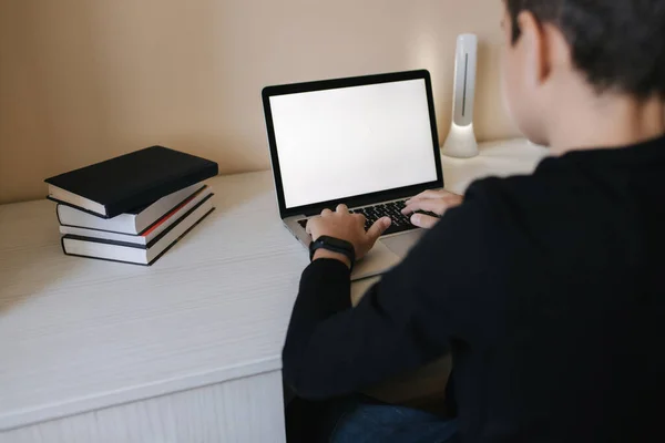 Adolescente tachonado en la punta de paleta en casa. Niño jugar juegos en línea en casa. Estudio en cuarentena. Feliz estudiante durante la cuarentena — Foto de Stock