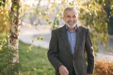 Yakışıklı son sınıf öğrencisi elinde gazeteyle parkta dolaşıyor. Sabahın erken saatlerinde parkta yürürken sakalını sakalına takmış.