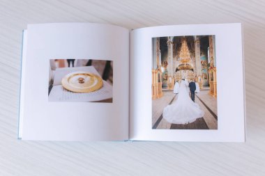 Beyaz ahşap masada güzel bir çiftin ambalajlı fotoğrafı ile fotografı aç