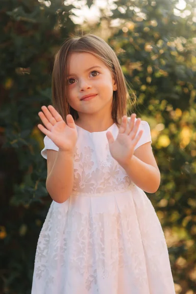 Retrato de niña sonriente feliz en vestido blanco — Foto de Stock