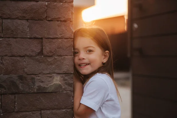 Dos años niña sonrisa a la cámara en la puesta del sol — Foto de Stock