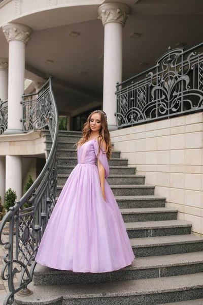 Menina bonita no vestido de lavanda à noite stand em escadas por restaurante — Fotografia de Stock