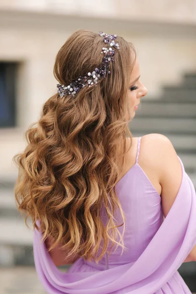 Vista posterior de la mujer elegante con hermoso estilo de pelo — Foto de Stock