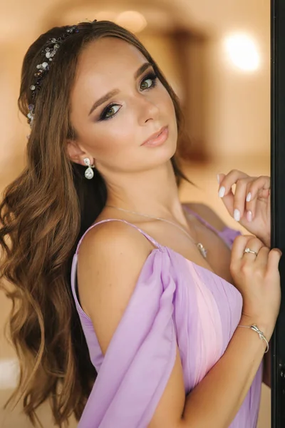 Πορτρέτο της όμορφης νεαρής γυναίκας σταθεί στη βεράντα με λεβάντα βραδινό φόρεμα. Κομψό μακιγιάζ — Φωτογραφία Αρχείου