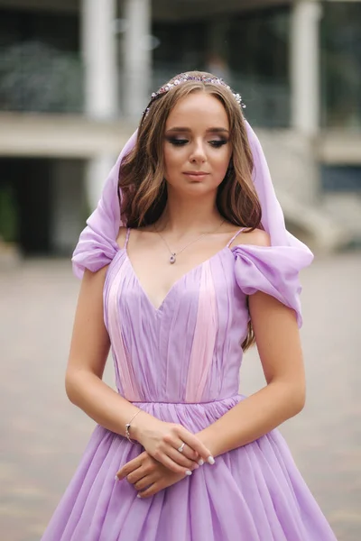 Mujer joven en elegante vestido de noche con capucha, al aire libre — Foto de Stock