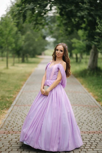 Jovem mulher em elegante vestido de noite com capuz, ao ar livre — Fotografia de Stock