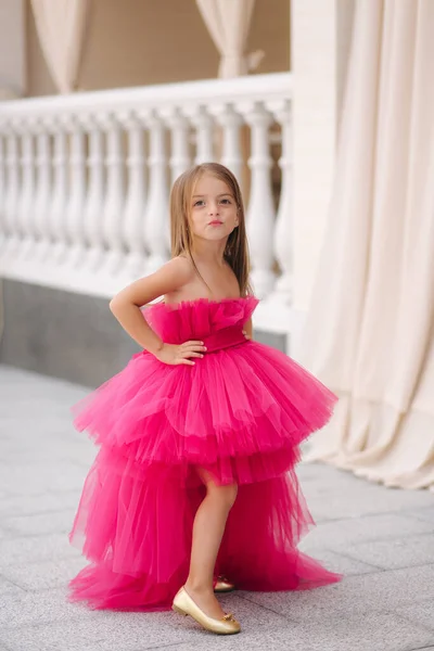 Krásná holčička v růžové načechrané šaty dát vzdušný polibek — Stock fotografie