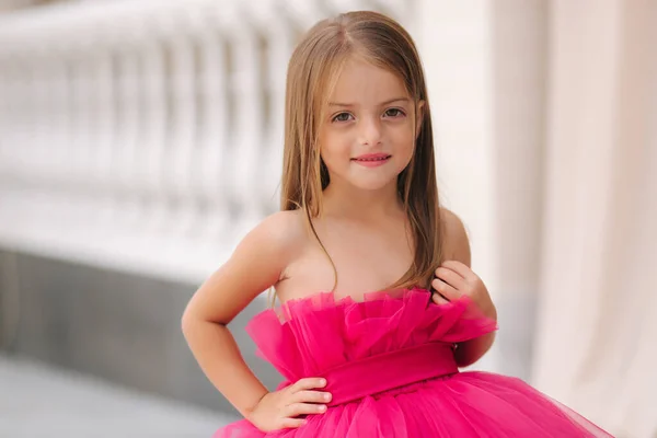 Närbild porträtt av söt liten flicka i klänning utomhus — Stockfoto