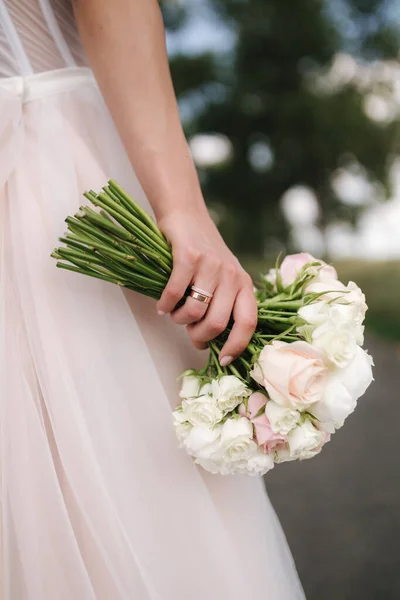 Gros plan de la mariée tenir bouquet de fleurs à la main — Photo