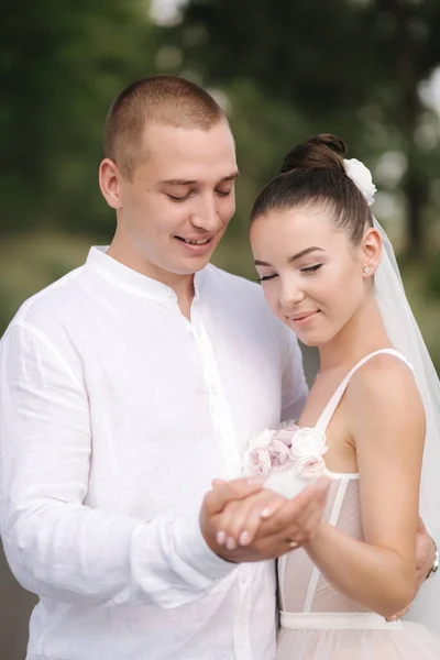 Joven y hermosa novia con novio guapo abrazarse beso y sonrisa. Retrato de pareja feliz boda —  Fotos de Stock