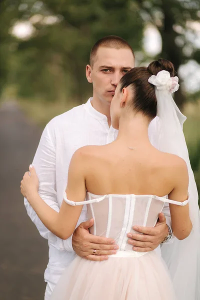 Retrato de noivo e noiva no dia do casamento. Casamento de verão — Fotografia de Stock